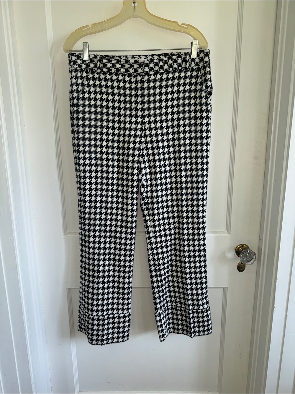 Trina Turk houndstooth cropped cuffed trousers. SZ 8. 26" inseam, 12" rise.